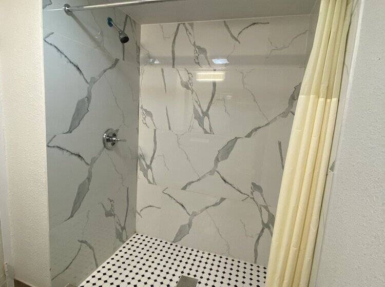 فندق على الطريق Executive Inn