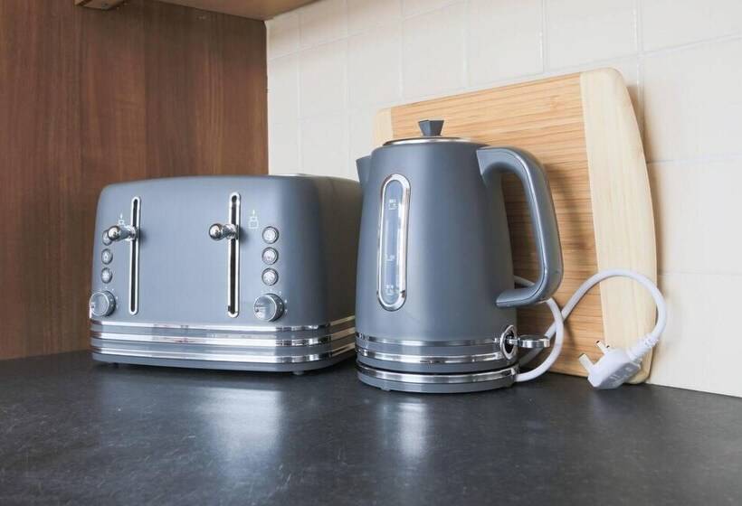 레지던스 3 Bed House In Cardiff With Sky Tv & Twin Beds