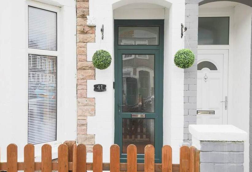 레지던스 3 Bed House In Cardiff With Sky Tv & Twin Beds