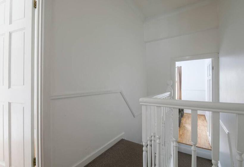 레지던스 3 Bed House In Cardiff With Sky Tv & Twin Beds