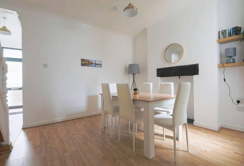 레지던스 3 Bed House In Cardiff With Sky Tv & Twin Beds