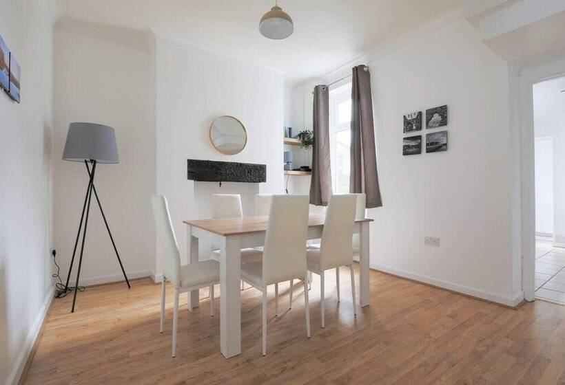 레지던스 3 Bed House In Cardiff With Sky Tv & Twin Beds