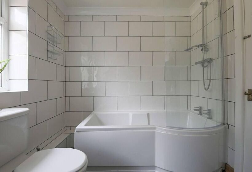 레지던스 3 Bed House In Cardiff With Sky Tv & Twin Beds