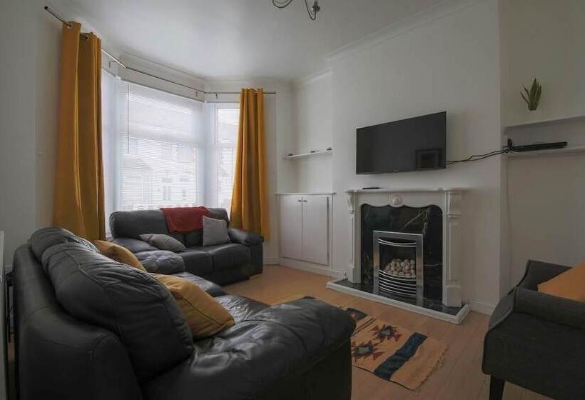 레지던스 3 Bed House In Cardiff With Sky Tv & Twin Beds