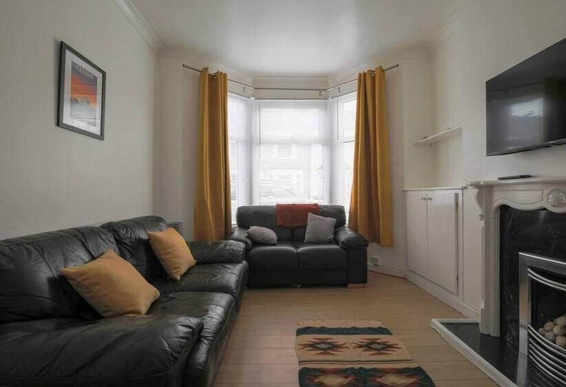 레지던스 3 Bed House In Cardiff With Sky Tv & Twin Beds