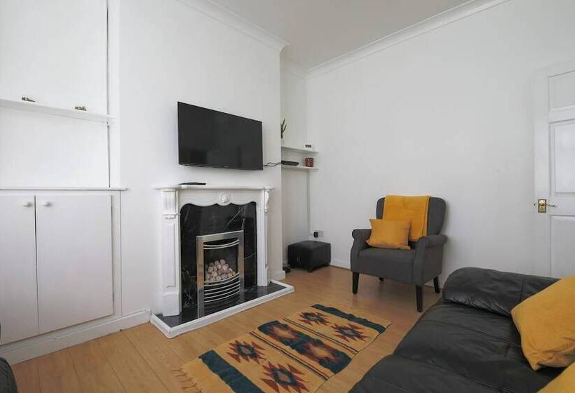 레지던스 3 Bed House In Cardiff With Sky Tv & Twin Beds