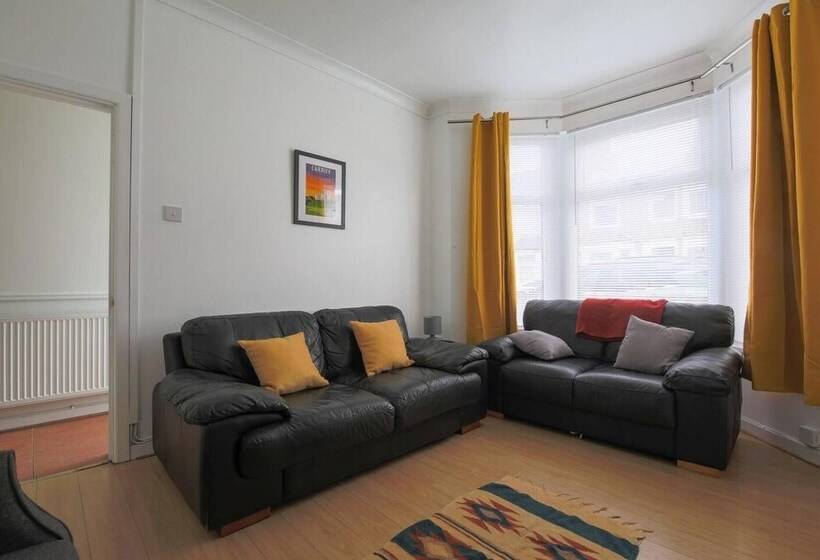 레지던스 3 Bed House In Cardiff With Sky Tv & Twin Beds