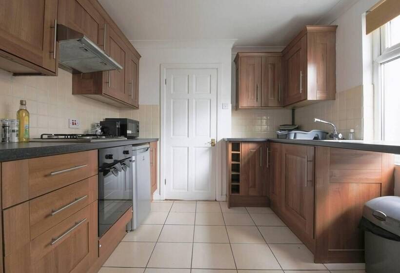 레지던스 3 Bed House In Cardiff With Sky Tv & Twin Beds