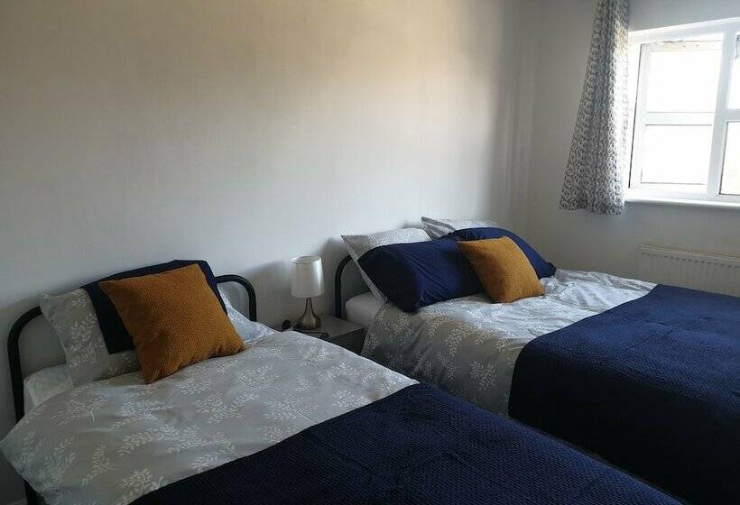 اقامتگاه 3 Bed House With Parking In Lighthorne Heath