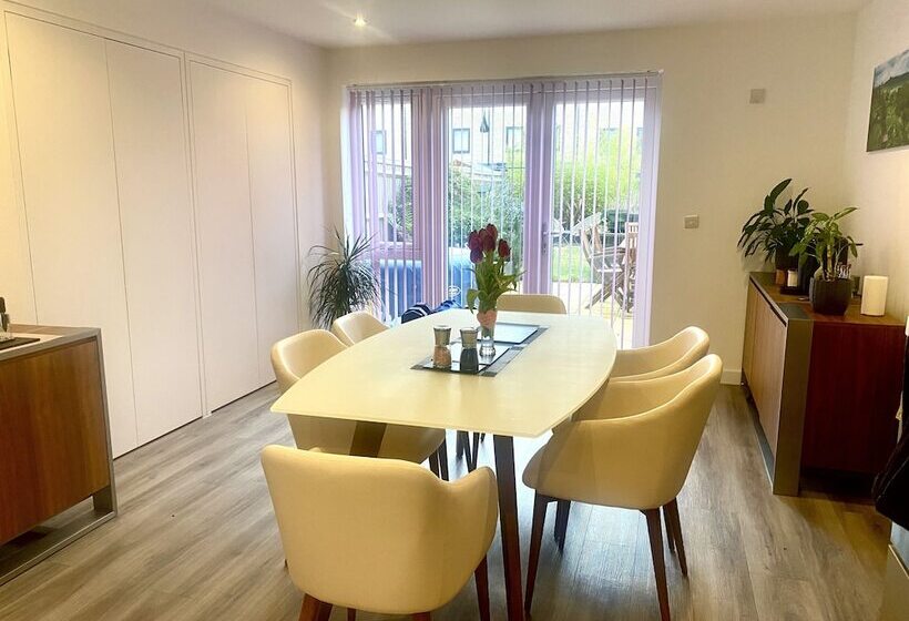 住所  Luxorious 2 Bedroom Townhouse In Carshalton