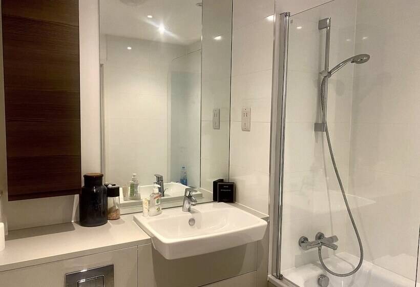 住所  Luxorious 2 Bedroom Townhouse In Carshalton