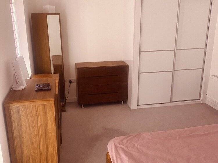 住所  Luxorious 2 Bedroom Townhouse In Carshalton