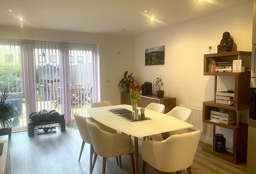住所  Luxorious 2 Bedroom Townhouse In Carshalton