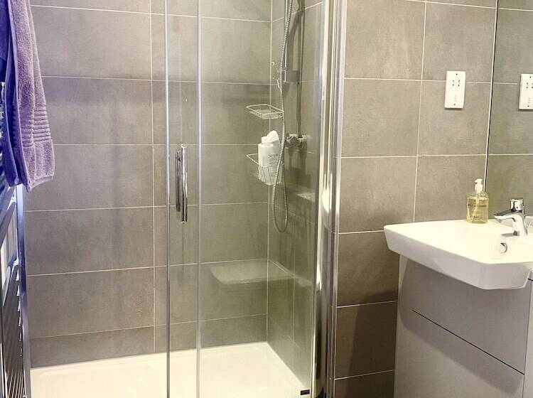 住所  Luxorious 2 Bedroom Townhouse In Carshalton