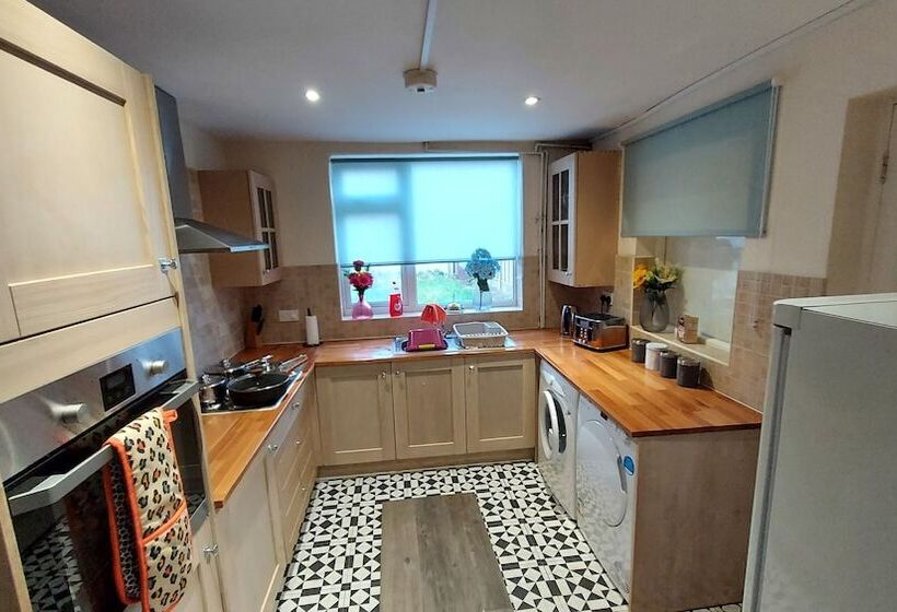 إقامة Ravensdale Villa  Ideal For Longer Stays In Kent