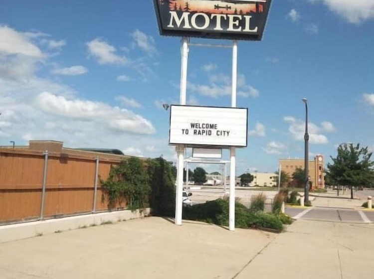 Town House Motel & Pool Near Mt. Rushmore