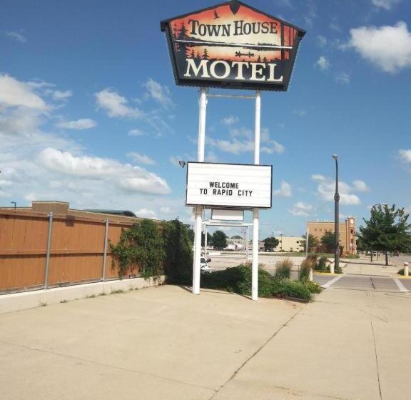 Town House Motel & Pool Near Mt. Rushmore