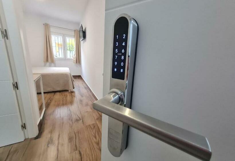 הוסטל Hostal Santa Ana