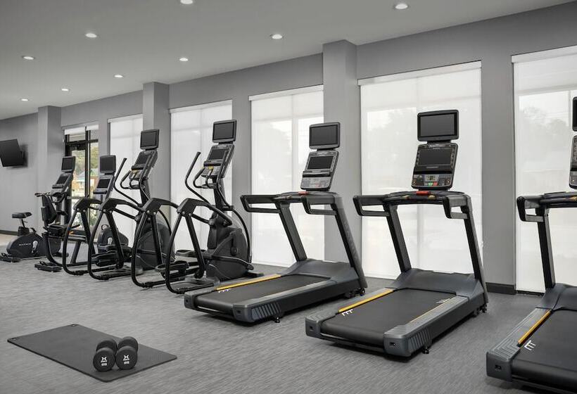 هتل Courtyard By Marriott Northport