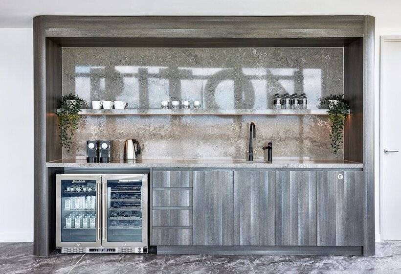 هتل Meriton Suites Canberra