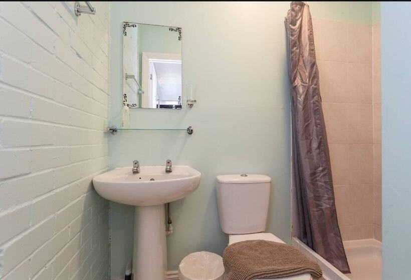 ホテル Shirley Apartments, Cozy Studio, 10 Min Drive To City Centre And Cruise Ship Terminals