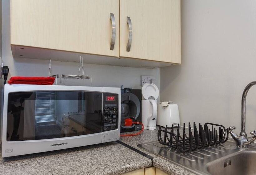 ホテル Shirley Apartments, Cozy Studio, 10 Min Drive To City Centre And Cruise Ship Terminals