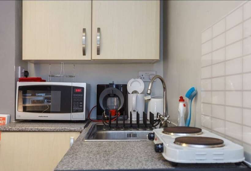 ホテル Shirley Apartments, Cozy Studio, 10 Min Drive To City Centre And Cruise Ship Terminals