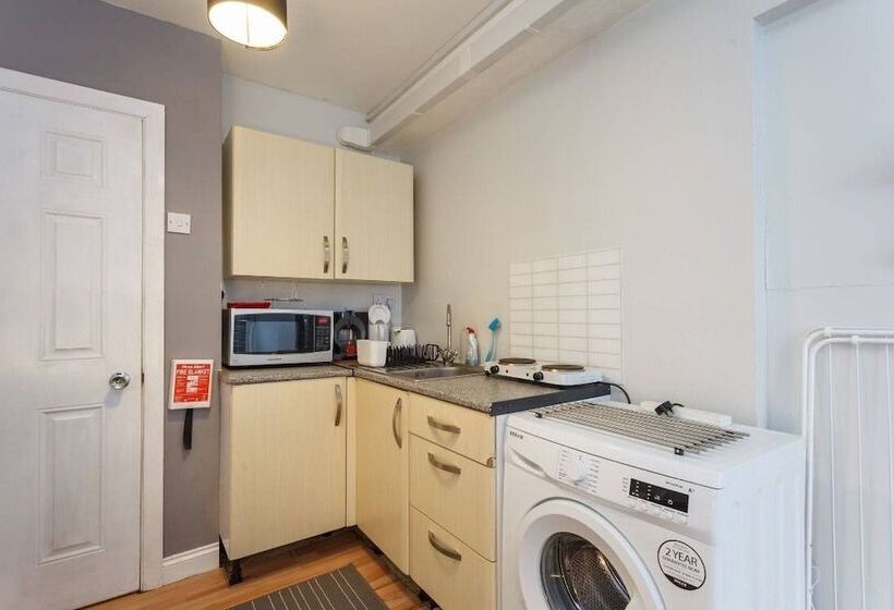 ホテル Shirley Apartments, Cozy Studio, 10 Min Drive To City Centre And Cruise Ship Terminals