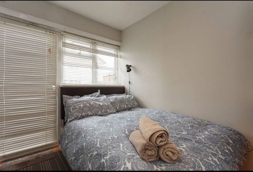 ホテル Shirley Apartments, Cozy Studio, 10 Min Drive To City Centre And Cruise Ship Terminals