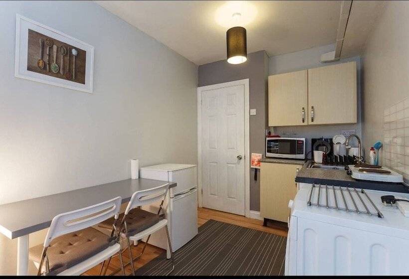 ホテル Shirley Apartments, Cozy Studio, 10 Min Drive To City Centre And Cruise Ship Terminals