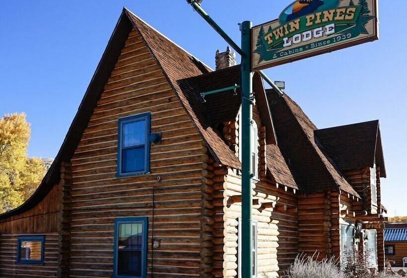 Отель Twin Pines Lodge & Cabins
