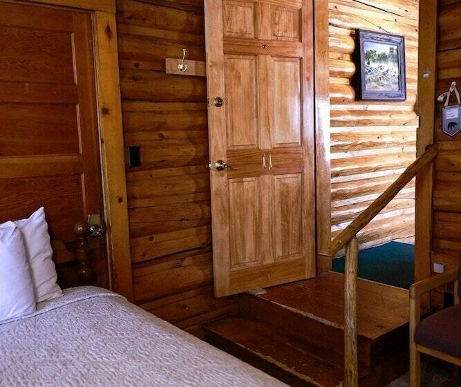 Отель Twin Pines Lodge & Cabins