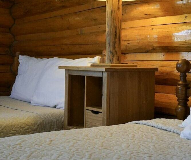 Отель Twin Pines Lodge & Cabins