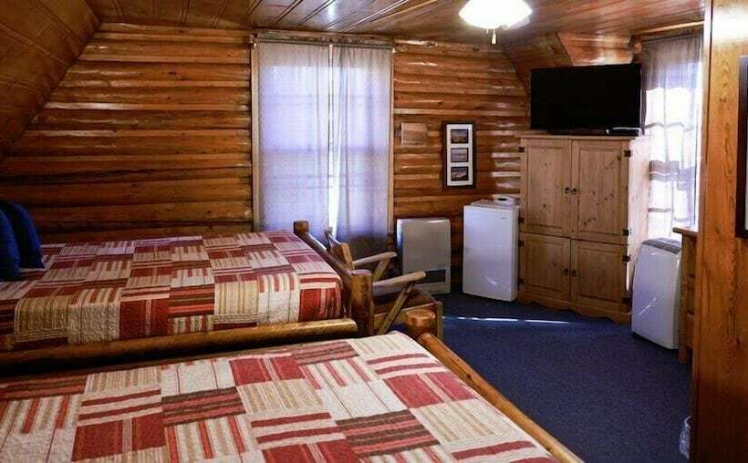 Отель Twin Pines Lodge & Cabins