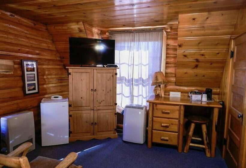Отель Twin Pines Lodge & Cabins
