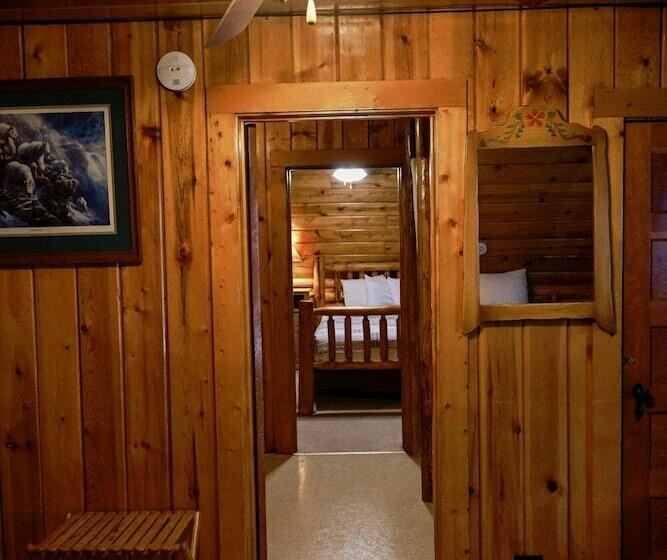 Отель Twin Pines Lodge & Cabins