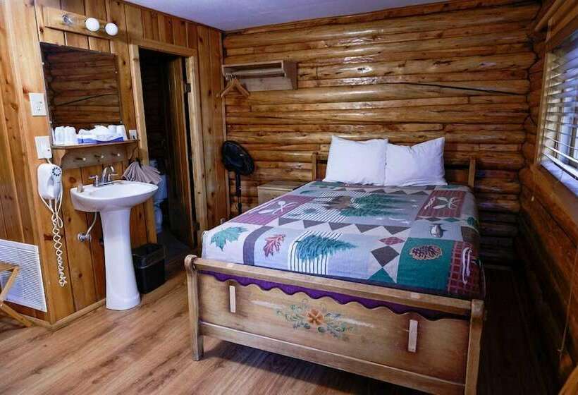 Отель Twin Pines Lodge & Cabins