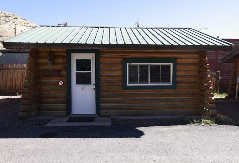 Отель Twin Pines Lodge & Cabins