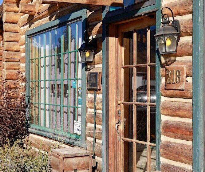 Отель Twin Pines Lodge & Cabins