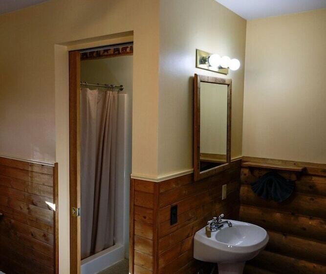 Отель Twin Pines Lodge & Cabins