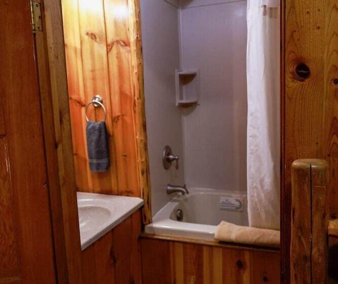 Отель Twin Pines Lodge & Cabins