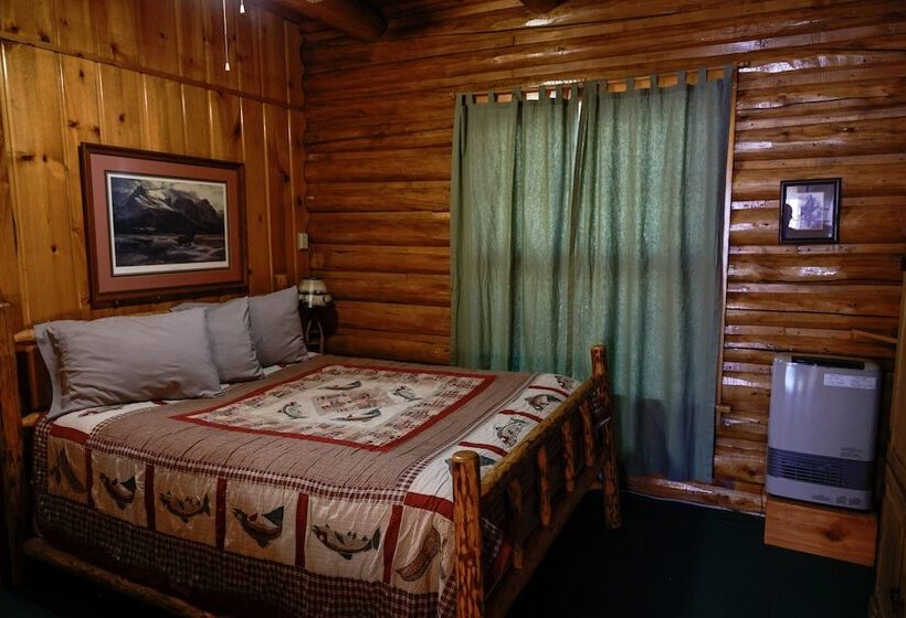 Отель Twin Pines Lodge & Cabins