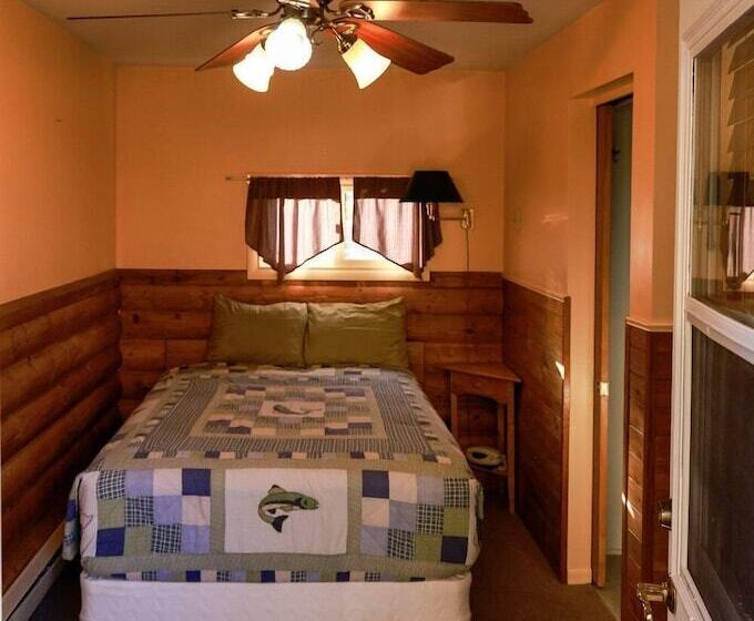 Отель Twin Pines Lodge & Cabins