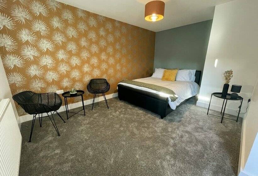 Резиденция 3 Double Bed Luxurious House Near Heathrow Airport