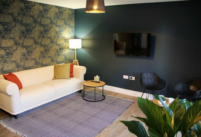 Резиденция 3 Double Bed Luxurious House Near Heathrow Airport