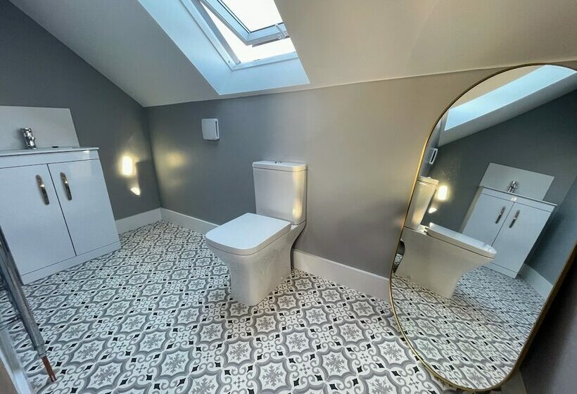 Резиденция 3 Double Bed Luxurious House Near Heathrow Airport