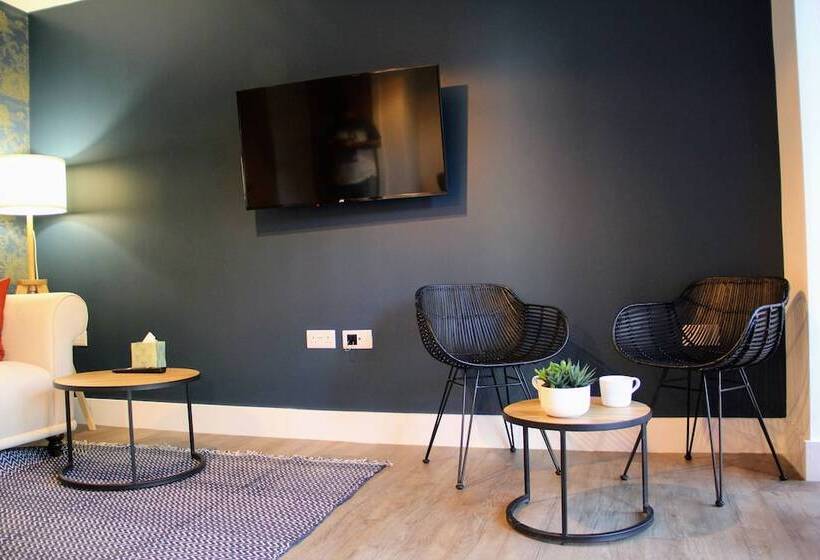 Резиденция 3 Double Bed Luxurious House Near Heathrow Airport