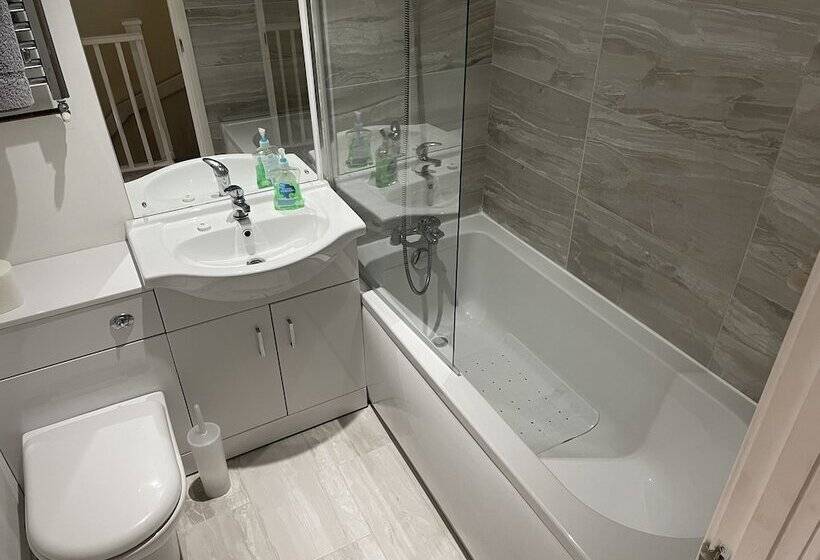 Резиденция 3 Bed House In Stoke On Trent Free Sky Free Wifi