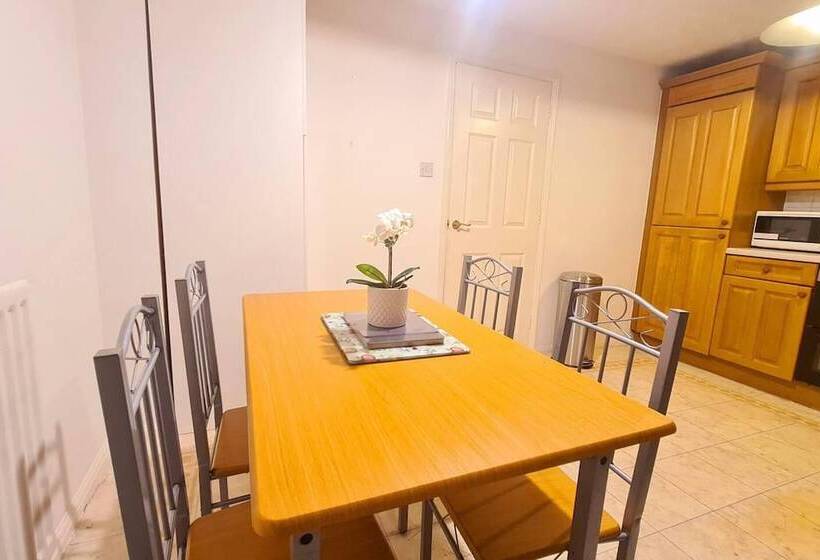 レジデンス Charming 3 Bed House In London With Jacuzzi