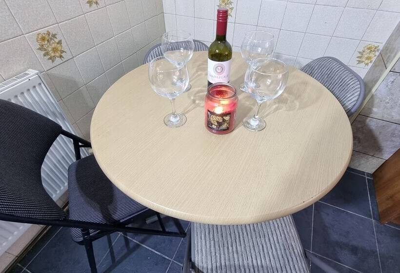 اقامتگاه Spacious 4 Bed House Great Location Coventry